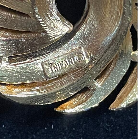 Lot of 2 vintage Gold Tone Brooches Trifari and Monet Signed - Picture 5 of 7